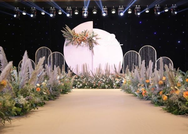 Background cưới sân khấu được trang trí bằng hoa bắt mắt