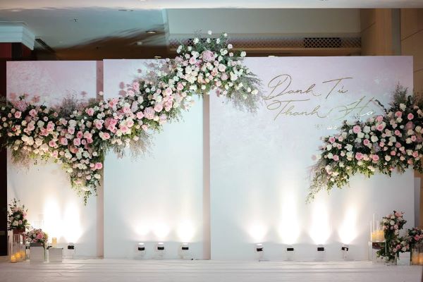 Backdrop ảnh cưới kiểu hoa tươi sang trọng