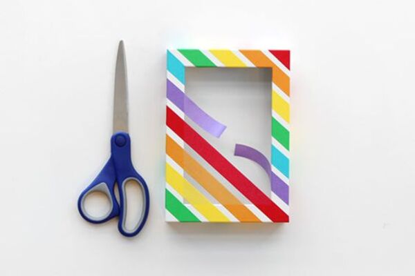 Mẫu khung ảnh bằng bìa cứng trang trí với washi tape cầu vồng