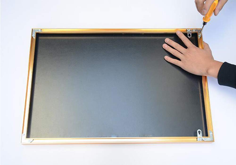 Tháo khung ảnh một cách cẩn thận