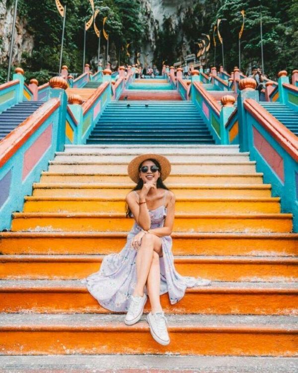 Dáng ngồi bậc thềm nhẹ nhàng