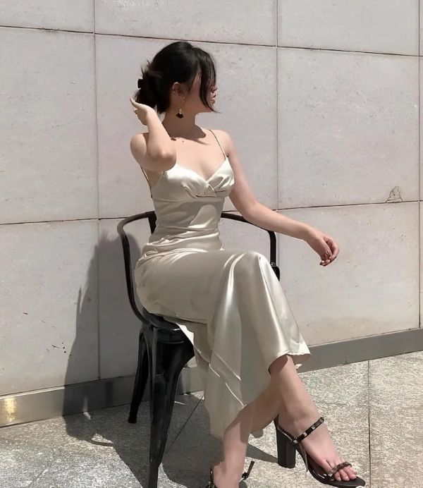 Ngồi vắt chéo chân duyên dáng