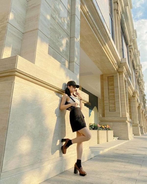 Dáng đứng dựa tường sang chảnh