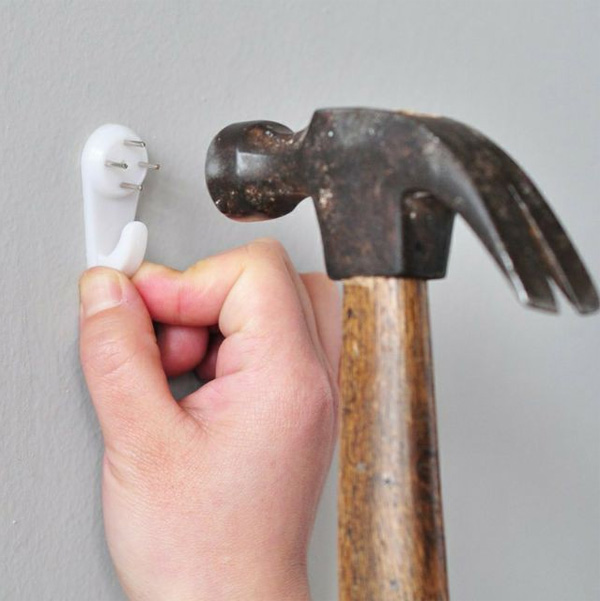 Sử dụng đinh 4 chân để treo ảnh lên tường