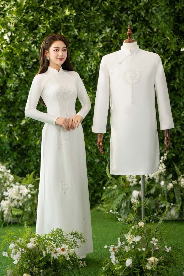 Tạo dáng đứng nhẹ nhàng và tôn form áo dài