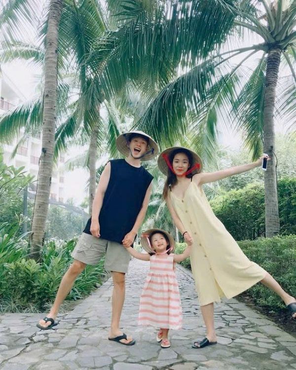 Bố mẹ đứng hai bên, con ở giữa