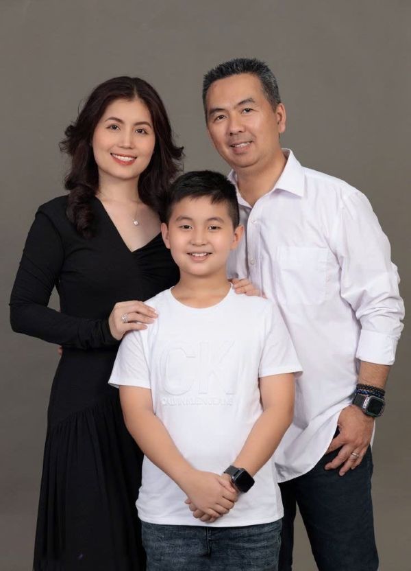 Bố mẹ đứng phía sau, con đứng trước