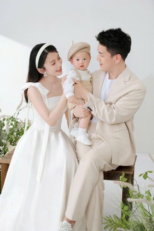 Ngồi trên ghế theo bố cục tam giác