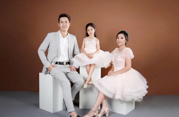 Con ngồi giữa bố mẹ