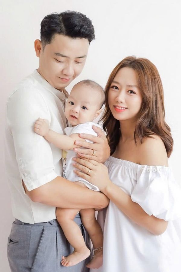 Ôm nhau cười tự nhiên