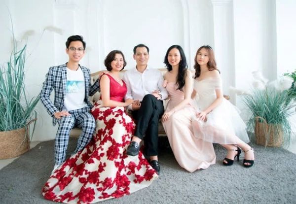 Tạo dáng chụp ảnh gia đình 5 người quây quần