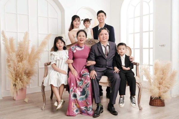 Chụp ảnh gia đình 5 người với trẻ nhỏ