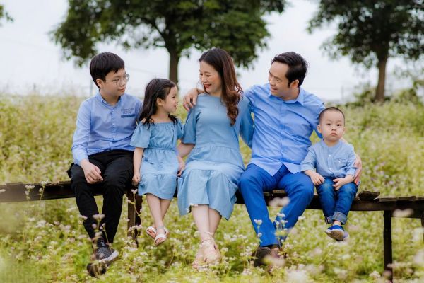 Chụp ảnh gia đình 5 người ngoài trời