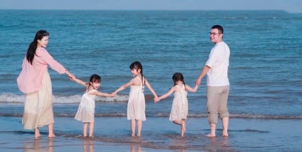 Chụp ảnh gia đình 5 người quay lưng