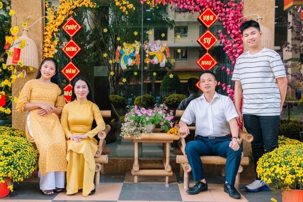 Không gian cafe thường có ánh sáng ấm, góc decor Tết xinh xắn và nhiều phụ kiện có sẵn