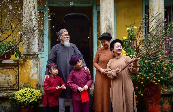 Sắp xếp bố cục hợp lý, chú ý background để bức ảnh gia đình ngày Tết thêm phần trọn vẹn