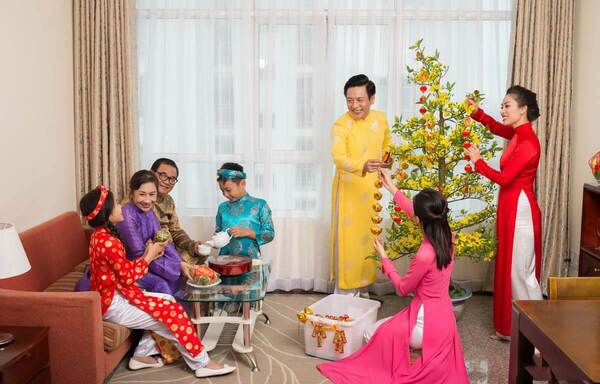 Concept gia đình quây quần trang trí nhà ngày Tết tràn đầy không khí xuân về