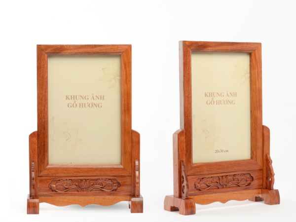Khung ảnh 20x30 dễ dàng bố trí cùng các đồ thờ cúng khác
