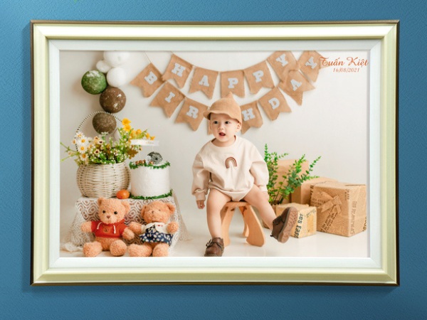 Khung ảnh treo tường viền vàng nổi bật