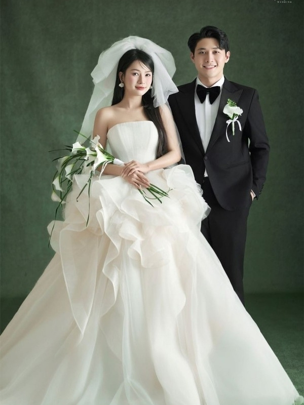 Kiểu chụp hình cưới để cổng phong cách truyền thống