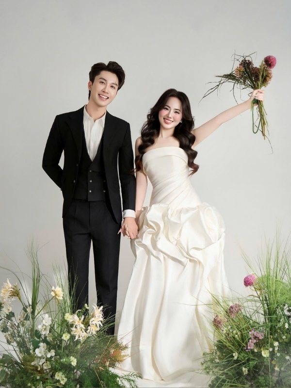 Kiểu chụp hình cưới phong cách Hàn Quốc, cô dâu nghiêng đầu nhìn vào ống kính