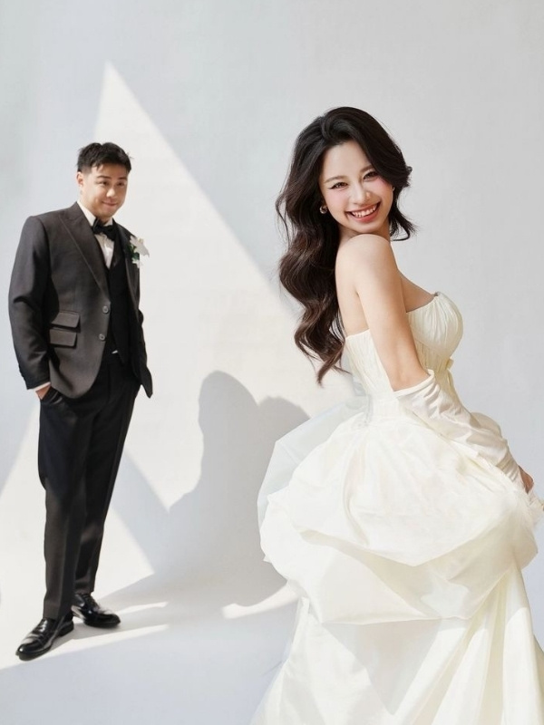 Kiểu chụp hình cưới tự nhiên tập trung vào khoảnh khắc chân thật, thay vì tạo dáng cứng nhắc