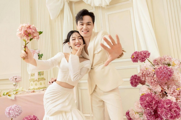 Phông nền ảnh cưới Hàn Quốc màu trắng tôn lên vẻ đẹp tự nhiên của cô dâu chú rể