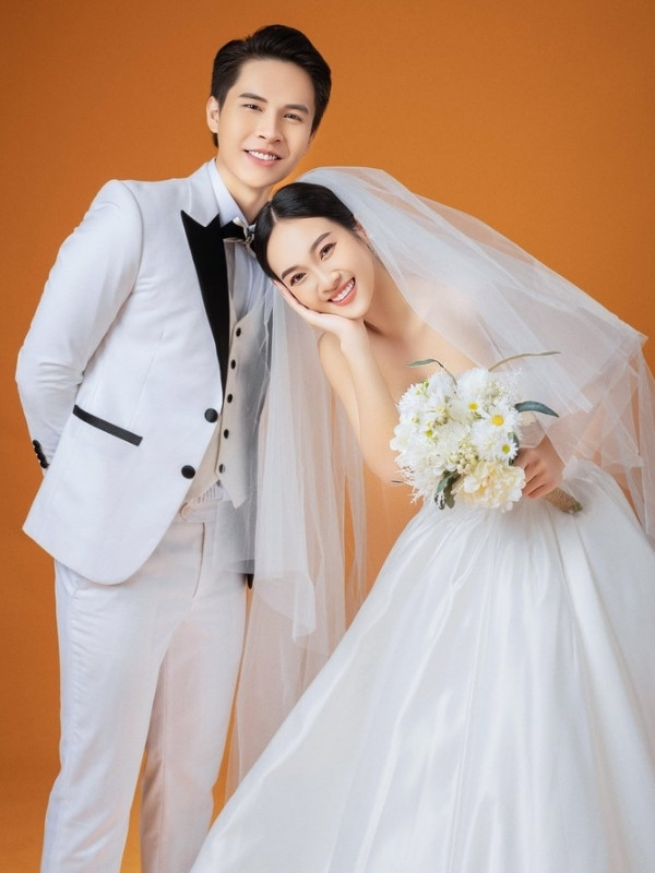 Phông nền cam phù hợp với cặp đôi có làn da trắng sáng