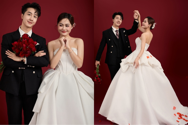 Cô dâu, chú rể tươi vui trong phông nền màu đỏ