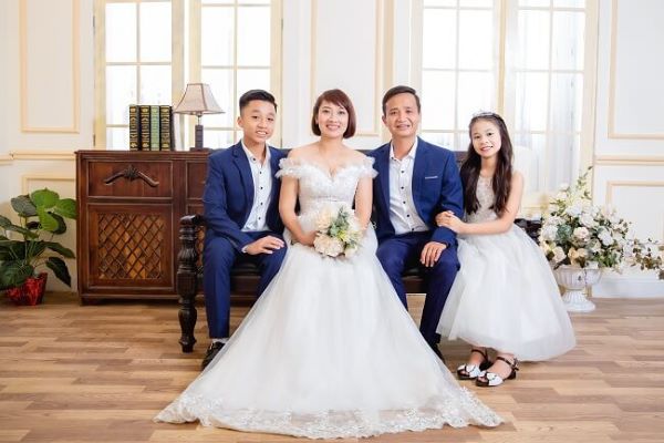 Bức ảnh gia đình 4 người kiểu truyền thống hạnh phúc