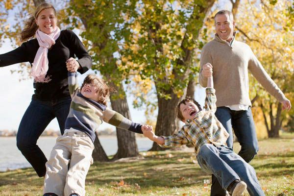 Cách tạo dáng chụp ảnh gia đình 4 người với lá mùa thu độc đáo