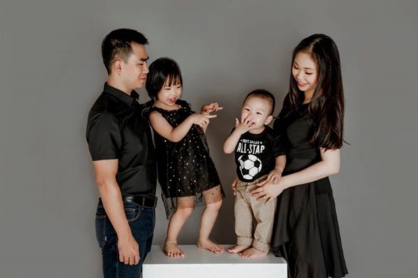 Cách tạo dáng chụp ảnh gia đình 4 người theo kiểu “kẹp bánh sandwich”
