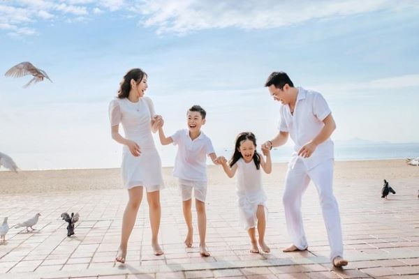 Hướng dẫn cách tạo dáng chụp ảnh gia đình 4 người nắm tay nhau bước đi
