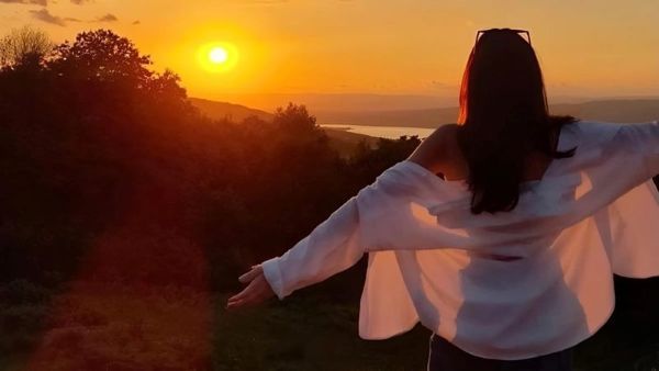 Tạo dáng quay lưng ngắm hoàng hôn