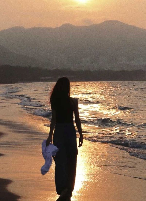 Tạo dáng quay lưng bước đi chậm rãi