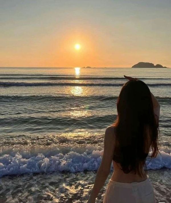 Tạo dáng che nắng bằng tay