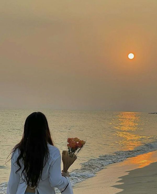 Tạo dáng cầm hoa giơ nhẹ trước nắng