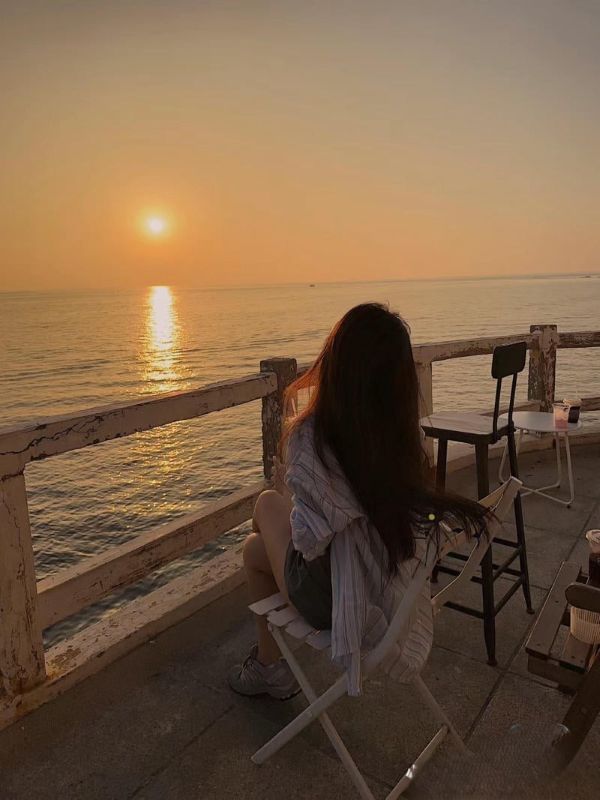 Tạo dáng ngồi thư giãn nhìn xa