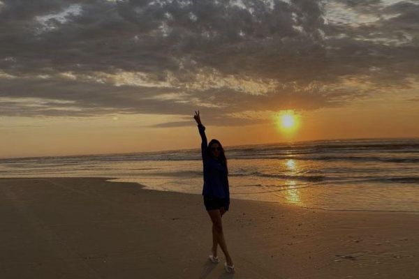 Tạo dáng đứng giữa mặt trời lặn