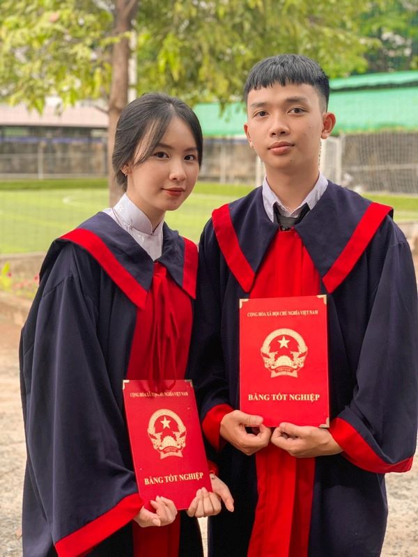 Cách tạo dáng chụp ảnh kỷ yếu nữ với người yêu
