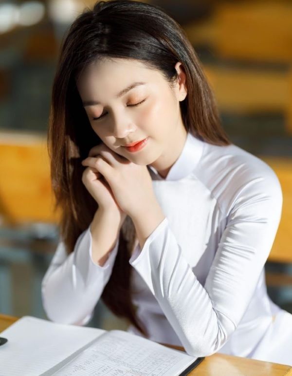 Cách tạo dáng chụp ảnh kỷ yếu nữ với sách nhẹ nhàng
