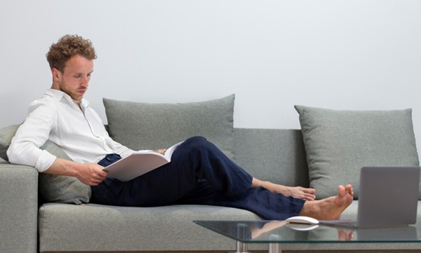 Tạo dáng ngồi trên ghế sofa