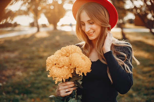 Chụp ảnh với bó hoa dưới ánh nắng hoàng hôn