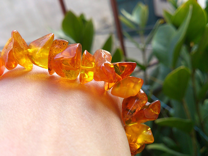 Đá hổ phách tự nhiên có đặc điểm không đều màu và trong suốt