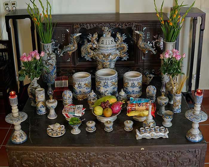 Bát hương lâu nay vẫn là một hiện vật thuộc về tín ngưỡng thờ cúng tốt đẹp của người Việt