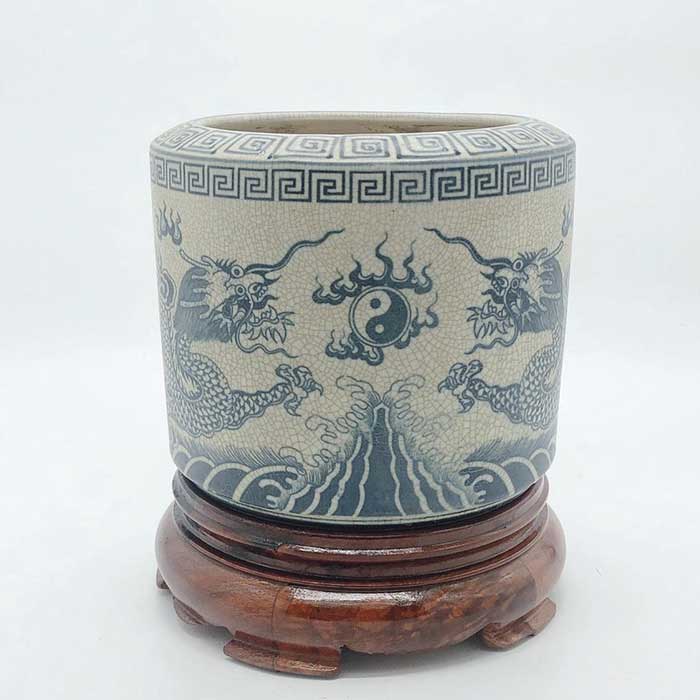 Bát hương men xanh vốn có nguồn gốc từ Trung Quốc vào đời nhà Thanh