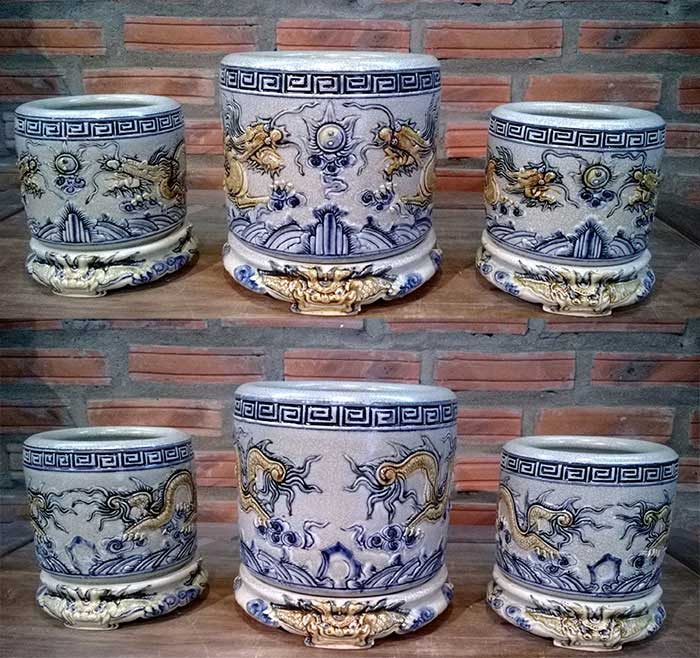 Bát hương men rạn cổ là sản phẩm tâm linh nổi tiếng của làng gốm sứ Bát Tràng