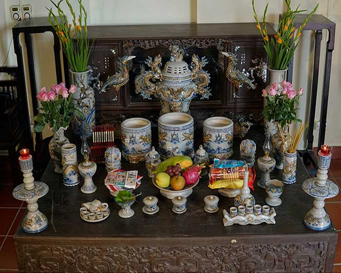 Trên bàn thờ cũng không nên bày quá nhiều bát hương để vận khí được hanh thông