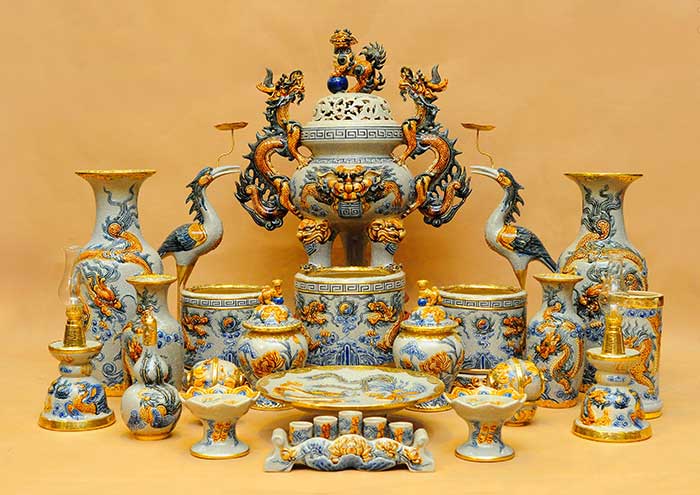 Bộ ba bát hương cần bày theo thứ tự Bà Cô - Ông Mãnh, Thần Linh và Gia Tiên