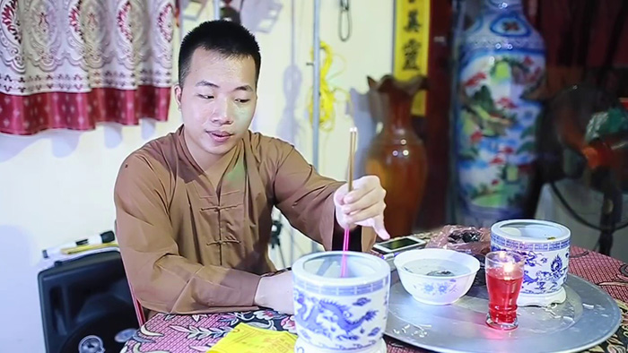 Chọn ngày hoàng đạo để tiến hành bốc bát hương sẽ giúp mọi sự được hanh thông